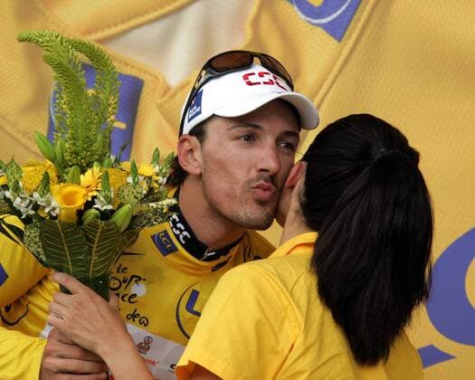 Fabian Cancellara (Schweiz CSC) bekommt im gelben Trikot des Gesamtführenden ein Siegerküsschen Radsport Herren Tour de France 2007, ProTour, Straßenradsport, Straße, Rad Gruppe 1. Etappe: London - Canterbury Freude, Radsport Herren Tour de France 2007, ProTour, Straßenradsport, Straße, Rad Gruppe 1. Etappe: London - Canterbury Freude,