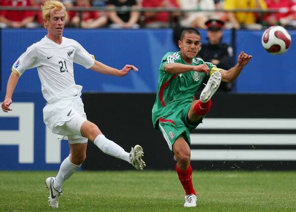 Javier Hernandez (Mexiko U20, re.) gegen Aaron Clapham (Neuseeland U20) Fußball WM Herren U20 WM 2007, U 20, Junioren, Gruppe C, Nationalmannschaft, Nationaltrikot, Neuseeland - Mexiko 1:2 Gruppe Edmonton Dynamik, Fußball WM Herren U20 WM 2007, U 20, Junioren, Gruppe C, Nationalmannschaft, Nationaltrikot, Neuseeland - Mexiko 1:2 Gruppe Edmonton Dynamik,