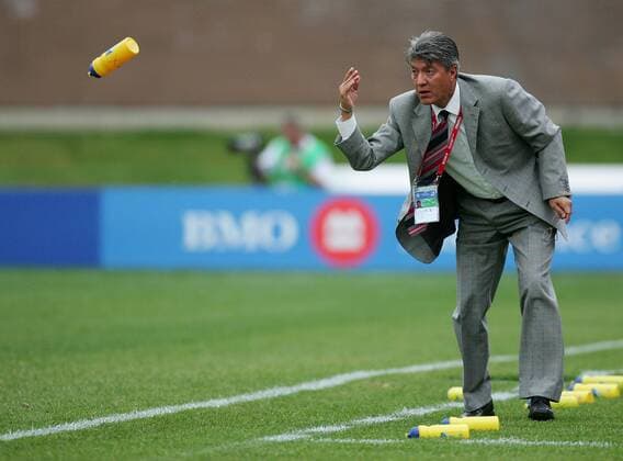 Nationaltrainer Jesus Ramirez (Mexiko U20) wirft für seine Spieler Wasserflaschen auf den Platz Fußball WM Herren U20 WM 2007, U 20, Junioren, Gruppe C, Nationalmannschaft, Länderspiel Einzelbild Edmonton Fußball WM Herren U20 WM 2007, U 20, Junioren, Gruppe C, Nationalmannschaft, Länderspiel Einzelbild Edmonton