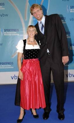 Anni Friesinger und Dirk Nowitzki (beide Deutschland) anlässlich der Verleihung des bayerischen Sportpreises 2007 Eisschnellauf Bayerischer Sportpreis 2007, Bayrischer, Preisverleihung, Ehrung, Auszeichnung, Sportlerehrung Gruppe groß und klein, Gegensatz Gegensätze gegensätzlich München Freude, Eisschnellauf Bayerischer Sportpreis 2007, Bayrischer, Preisverleihung, Ehrung, Auszeichnung, Sportlerehrung Gruppe groß und klein, Gegensatz Gegensätze gegensätzlich München Freude,