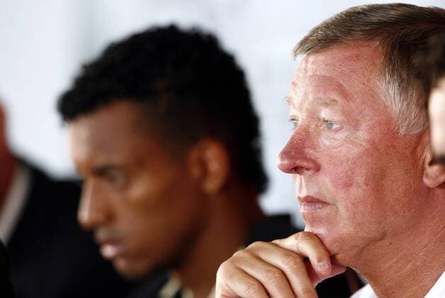 Trainer Sir Alex Ferguson (re.) und Neuzugang Nani (beide Manchester United) nachdenklich während der Pressekonferenz - EDITORIAL USE ONLY. No use with unauthorised audio, video, data, fixture lists, club league logos or live services. Online in-match use limited to 120 images, no video emulation. No use in betting, games or single club league player publications. Fußball Herren English Premier League 2007 2008, 1. Englische Liga, ManU, Vdig Gruppe Manchester Fußball Herren English Premier League 2007 2008, 1. Englische Liga, ManU, Vdig Gruppe Manchester