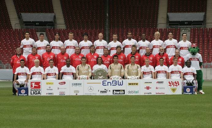 Mannschaftsfoto VfB Stuttgart - hi.v.li. Delpierre, Gomez, Khedira, Perchtold, Tasci, Magnin, Hitzlsperger, Gledson, Mandjeck, Pischorn, Gentner, Hilbert - Mitte: Trainer Veh, Co Trainer Higl und Babbel, Torwarttrainer Trautner und Rücker... Fußball 1. BL Herren Saison 2007 2008, Präsentation, Pressetermin, Kader, Vdig, quer, Physiotherapeut, Zeugwart Totale ...Farnerud, da Silva, Fischer und Boka Stuttgart Schale, Meisterschale, Trophäe Fußball 1. BL Herren Saison 2007 2008, Präsentation, Pressetermin, Kader, Vdig, quer, Physiotherapeut, Zeugwart Totale ...Farnerud, da Silva, Fischer und Boka Stuttgart Schale, Meisterschale, Trophäe