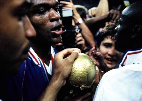 Siegesjubel Weltmeister Frankreich 1998 - Marcel Desailly (li.) mit dem Pokal, daneben Bixente Lizarazu (2.v.re.) und Lilian Thuram - (200509301519136) Fußball Länderspiel Herren WM 1998, Nationalmannschaft, Nationaltrikot, Finale, Endspiel Gruppe Paris, St. Denis, Saint Freude, Fußball Länderspiel Herren WM 1998, Nationalmannschaft, Nationaltrikot, Finale, Endspiel Gruppe Paris, St. Denis, Saint Freude,