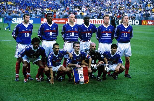 Mannschaftsbild Frankreich, hi.v.li.: Zinedine Zidane, Marcel Desailly, Frank Leboeuf, Lilian Thuram, Stephane Guivarch, Emanuel Petit, vorn: Christian Karembeu, Youri Djorkaeff, Didier Deschamps,... - (200504142023587) Fußball Länderspiel Herren WM 1998, Nationalmannschaft, Nationaltrikot, Finale, Endspiel Totale Paris, St. Denis, Saint Fußball Länderspiel Herren WM 1998, Nationalmannschaft, Nationaltrikot, Finale, Endspiel Totale Paris, St. Denis, Saint