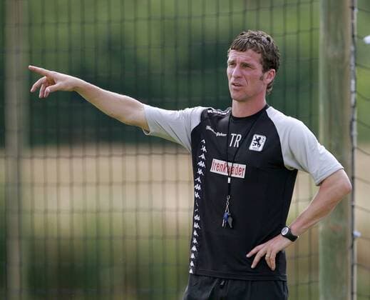 Trainer Marco Kurz (1860) gibt Anweisungen Fußball 2. BL Herren Saison 2007 2008, TSV 1860 München, Saisonvorbereitung, Vorbereitung, Trainingslager, Training Einzelbild Pörtschach Fußball 2. BL Herren Saison 2007 2008, TSV 1860 München, Saisonvorbereitung, Vorbereitung, Trainingslager, Training Einzelbild Pörtschach
