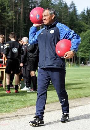 Trainer Felix Magath (Wolfsburg) mit zwei Medizinbällen Fußball 1. BL Herren Saison 2007 2008, VfL Wolfsburg, Training, Trainingslager, Vorbereitung, Saisonvorbereitung, Vdig Einzelbild Velden Fußball 1. BL Herren Saison 2007 2008, VfL Wolfsburg, Training, Trainingslager, Vorbereitung, Saisonvorbereitung, Vdig Einzelbild Velden
