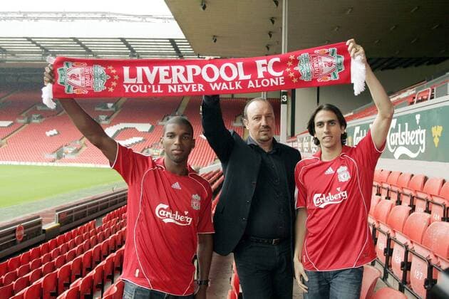 You ll never walk alone - Trainer Rafael Benitez präsentiert seine Neuzugänge Ryan Babel (li.) und Yossi Benayoun (alle Liverpool) - EDITORIAL USE ONLY. No use with unauthorised audio, video, data, fixture lists, club league logos or live services. Online in-match use limited to 120 images, no video emulation. No use in betting, games or single club league player publications. Fußball Herren English Premier League 2007 2008, 1. Englische Liga, FC Liverpool, Pressetermin, Präsentation, Gruppe Liverpool Fußball Herren English Premier League 2007 2008, 1. Englische Liga, FC Liverpool, Pressetermin, Präsentation, Gruppe Liverpool