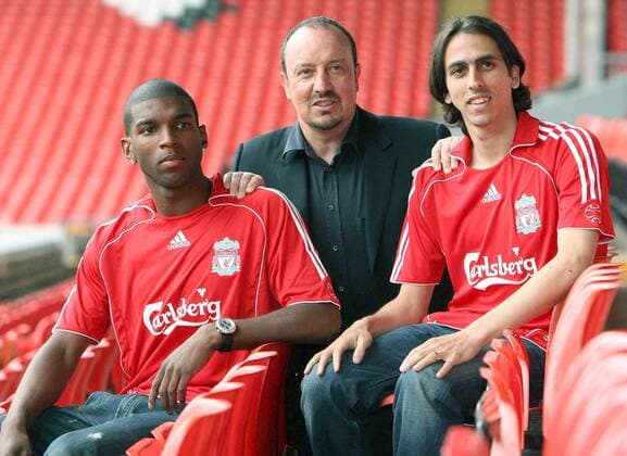 Trainer Rafael Benitez präsentiert seine Neuzugänge Ryan Babel (li.) und Yossi Benayoun (alle Liverpool) - EDITORIAL USE ONLY. No use with unauthorised audio, video, data, fixture lists, club league logos or live services. Online in-match use limited to 120 images, no video emulation. No use in betting, games or single club league player publications. Fußball Herren English Premier League 2007 2008, 1. Englische Liga, FC Liverpool, Pressetermin, Präsentation, Gruppe Liverpool Fußball Herren English Premier League 2007 2008, 1. Englische Liga, FC Liverpool, Pressetermin, Präsentation, Gruppe Liverpool