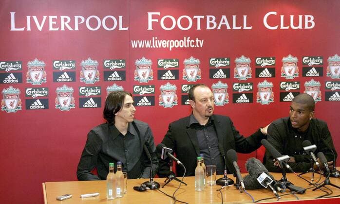 Trainer Rafael Benitez präsentiert seine Neuzugänge Yossi Benayoun (li.) und Ryan Babel (alle Liverpool) - EDITORIAL USE ONLY. No use with unauthorised audio, video, data, fixture lists, club league logos or live services. Online in-match use limited to 120 images, no video emulation. No use in betting, games or single club league player publications. Fußball Herren English Premier League 2007 2008, 1. Englische Liga, FC Liverpool, Pressetermin, Präsentation, Gruppe Liverpool Fußball Herren English Premier League 2007 2008, 1. Englische Liga, FC Liverpool, Pressetermin, Präsentation, Gruppe Liverpool