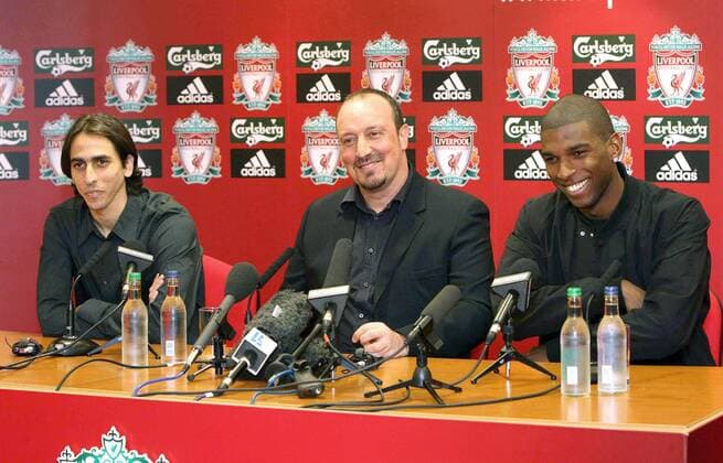 Trainer Rafael Benitez präsentiert seine Neuzugänge Yossi Benayoun (li.) und Ryan Babel (alle Liverpool) - EDITORIAL USE ONLY. No use with unauthorised audio, video, data, fixture lists, club league logos or live services. Online in-match use limited to 120 images, no video emulation. No use in betting, games or single club league player publications. Fußball Herren English Premier League 2007 2008, 1. Englische Liga, FC Liverpool, Pressetermin, Präsentation, Gruppe Liverpool Freude, Fußball Herren English Premier League 2007 2008, 1. Englische Liga, FC Liverpool, Pressetermin, Präsentation, Gruppe Liverpool Freude,