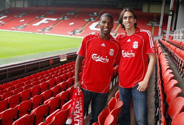 Neuzugänge Ryan Babel (li.) und Yossi Benayoun (beide Liverpool) - EDITORIAL USE ONLY. No use with unauthorised audio, video, data, fixture lists, club league logos or live services. Online in-match use limited to 120 images, no video emulation. No use in betting, games or single club league player publications. Fußball Herren English Premier League 2007 2008, 1. Englische Liga, Präsentation, Pressetermin, FC Liverpool Gruppe Liverpool Fußball Herren English Premier League 2007 2008, 1. Englische Liga, Präsentation, Pressetermin, FC Liverpool Gruppe Liverpool