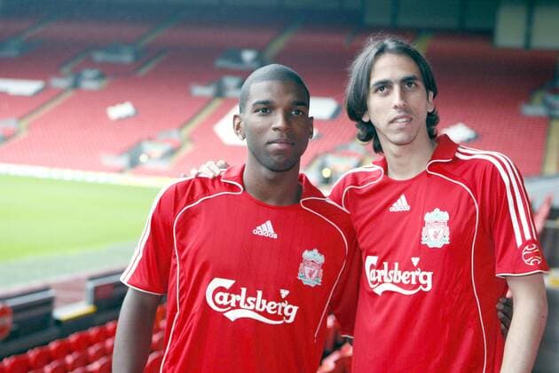 Neuzugänge Ryan Babel (li.) und Yossi Benayoun (beide Liverpool) - EDITORIAL USE ONLY. No use with unauthorised audio, video, data, fixture lists, club league logos or live services. Online in-match use limited to 120 images, no video emulation. No use in betting, games or single club league player publications. Fußball Herren English Premier League 2007 2008, 1. Englische Liga, Präsentation, Pressetermin, FC Liverpool Gruppe Liverpool Fußball Herren English Premier League 2007 2008, 1. Englische Liga, Präsentation, Pressetermin, FC Liverpool Gruppe Liverpool