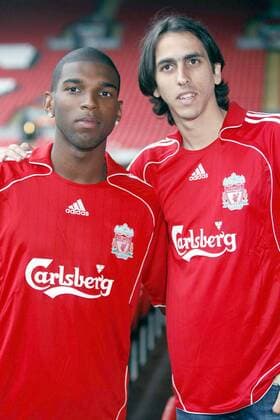 Neuzugänge Ryan Babel (li.) und Yossi Benayoun (beide Liverpool) - EDITORIAL USE ONLY. No use with unauthorised audio, video, data, fixture lists, club league logos or live services. Online in-match use limited to 120 images, no video emulation. No use in betting, games or single club league player publications. Fußball Herren English Premier League 2007 2008, 1. Englische Liga, Präsentation, Pressetermin, FC Liverpool Gruppe Liverpool Fußball Herren English Premier League 2007 2008, 1. Englische Liga, Präsentation, Pressetermin, FC Liverpool Gruppe Liverpool