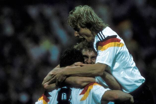 Torjubel BR Deutschland, v.re.: Jürgen Klinsmann, Torschütze Rudi Völler (verdeckt) und L. Matthäus Fußball Länderspiel Herren EM 1988, Nationalmannschaft, Nationaltrikot, Gruppe A, BRD Gruppe München Begeisterung, Freude, Fußball Länderspiel Herren EM 1988, Nationalmannschaft, Nationaltrikot, Gruppe A, BRD Gruppe München Begeisterung, Freude,