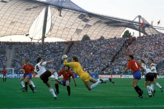 Torwart Eike Immel fängt den Ball, daneben Lothar Matthäus (beide BR Deutschland, 2.v.li.) Fußball Länderspiel Herren EM 1988, Nationalmannschaft, Nationaltrikot, Gruppe A, BRD - Spanien 2:0 Totale Olympiastadion München Abwehr, Dynamik, Fußball Länderspiel Herren EM 1988, Nationalmannschaft, Nationaltrikot, Gruppe A, BRD - Spanien 2:0 Totale Olympiastadion München Abwehr, Dynamik,