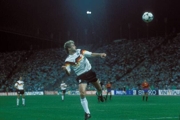 Rudi Völler (BR Deutschland) - Kopfball Fußball Länderspiel Herren EM 1988, Nationalmannschaft, Nationaltrikot, Gruppe A, BRD - Spanien 2:0 Einzelbild München Dynamik, Höhe, Fußball Länderspiel Herren EM 1988, Nationalmannschaft, Nationaltrikot, Gruppe A, BRD - Spanien 2:0 Einzelbild München Dynamik, Höhe,