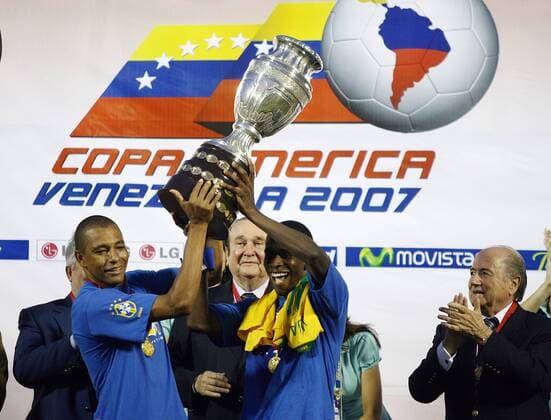 Julio Cesar Baptista (li.) und Juan (beide Brasilien) recken, nach dem Gewinn der Copa America 2007, die Trophäe empor, re. daneben FIFA Präsident Joseph S. Blatter (Schweiz) Fußball Länderspiel Herren Copa America 2007, Südamerika, Südamerikameisterschaft, Amerika Meisterschaft, Finale, Endspiel Gruppe Maracaibo Freude, Fußball Länderspiel Herren Copa America 2007, Südamerika, Südamerikameisterschaft, Amerika Meisterschaft, Finale, Endspiel Gruppe Maracaibo Freude,