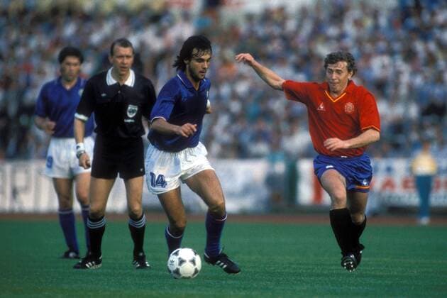 Giuseppe Giannini (Italien, Mitte) am Ball, daneben Emilio Butragueno (Spanien, re.) Fußball Länderspiel Herren EM 1988, Nationalmannschaft, Nationaltrikot, Gruppe A, Italien - Spanien 1:0 Gruppe Frankfurt M. Dynamik, Fußball Länderspiel Herren EM 1988, Nationalmannschaft, Nationaltrikot, Gruppe A, Italien - Spanien 1:0 Gruppe Frankfurt M. Dynamik,