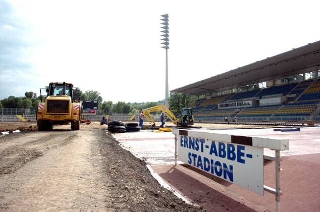 Modernisierung des Ernst Abbe Stadions, der Heimspielstätte des FC Carl Zeiss Jena Fußball 2. BL Herren Saison 2007 2008, FC Carl Zeiss Jena, Modernisierung, modernisieren, Innen, Innenansicht Totale Bagger, Baufahrzeug, Rasenheizung Jena Schriftzug, Schild, Schilder Fußball 2. BL Herren Saison 2007 2008, FC Carl Zeiss Jena, Modernisierung, modernisieren, Innen, Innenansicht Totale Bagger, Baufahrzeug, Rasenheizung Jena Schriftzug, Schild, Schilder
