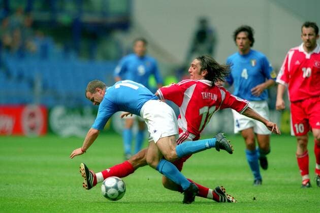 Tayfun Korkut (Türkei, re.) gegen Gianluca Pessotto (Italien) Fußball Länderspiel Herren EM 2000 Nationalmannschaft, Nationaltrikot Gruppe 2, Türkei - Italien 1:2, Vneg Gruppe Arnheim Arnhem Dynamik, Kampf, Fußball Länderspiel Herren EM 2000 Nationalmannschaft, Nationaltrikot Gruppe 2, Türkei - Italien 1:2, Vneg Gruppe Arnheim Arnhem Dynamik, Kampf,