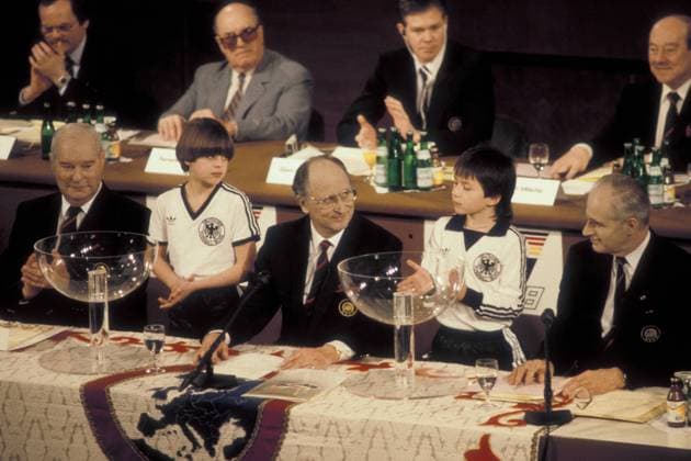 UEFA Generalsekretär Hans Bangerter (Schweiz, Mitte), UEFA Präsident Jacques Georges (Frankreich, li.) und UEFA Exekutivmitglied Nikolay Ryashentsev (UdSSR, re.) während des Auslosungsvorgangs Fußball Herren Vorschau EM Qualifikation 1988 (1986), Auslosung, Gruppen, Gruppenauslosung, Ziehung Gruppe Ryashentsew, Ryashenzew, Riashentsev, Riashentsew Frankfurt M., Riashenzev, Riaschenzev Fußball Herren Vorschau EM Qualifikation 1988 (1986), Auslosung, Gruppen, Gruppenauslosung, Ziehung Gruppe Ryashentsew, Ryashenzew, Riashentsev, Riashentsew Frankfurt M., Riashenzev, Riaschenzev