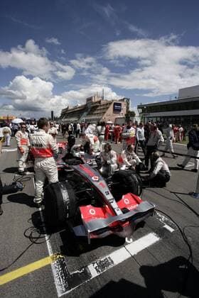 Mechaniker nehmen letzte Einstellungen am Boliden von Fernando Alonso (Spanien McLaren Mercedes) vor Motorsport Grand Prix Herren Großer Preis von Europa 2007, Formel 1 Weltmeisterschaft, F1, F, GP, WM Totale Nürburgring Nürburg Motorsport Grand Prix Herren Großer Preis von Europa 2007, Formel 1 Weltmeisterschaft, F1, F, GP, WM Totale Nürburgring Nürburg