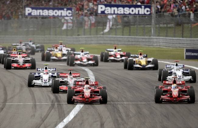 Start zum GP von Europa 2007 - Kimi Räikkönen (Finnland, li.) und sein Teamkollege Felipe Massa (Brasilien beide Ferrari) im Duell Motorsport Grand Prix Herren Großer Preis von Europa 2007, Formel 1 Weltmeisterschaft, F1, F, GP, WM Totale Nürburgring, Aufmacher Raikkonen Nürburg Überlegenheit Motorsport Grand Prix Herren Großer Preis von Europa 2007, Formel 1 Weltmeisterschaft, F1, F, GP, WM Totale Nürburgring, Aufmacher Raikkonen Nürburg Überlegenheit