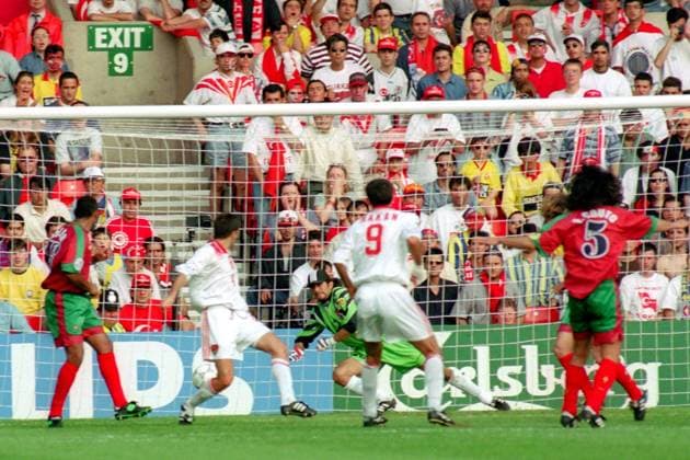 Fernando Couto (Portugal, re.) erzielt das 1:0 gegen Torwart Rüstü Recber (Türkei) Fußball Länderspiel Herren EM 1996, Nationalmannschaft, Nationaltrikot, Gruppe 4, Portugal - Türkei 1:0, Vneg Totale Nottingham Spannung, Fußball Länderspiel Herren EM 1996, Nationalmannschaft, Nationaltrikot, Gruppe 4, Portugal - Türkei 1:0, Vneg Totale Nottingham Spannung,