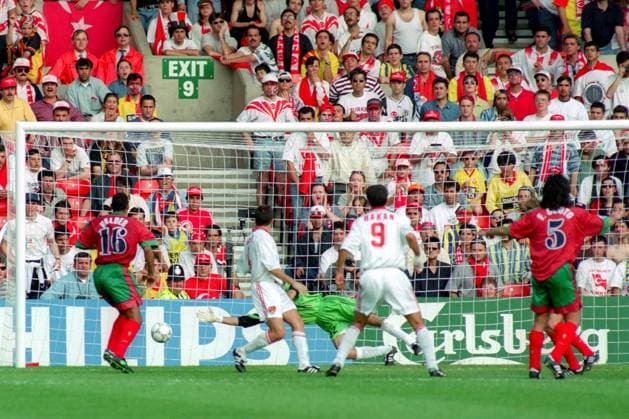 Fernando Couto (Portugal, re.) erzielt das 1:0 gegen die Türkei, die Fans sehen das Unheil kommen Fußball Länderspiel Herren EM 1996, Nationalmannschaft, Nationaltrikot, Gruppe 4, Portugal - Türkei 1:0, Vneg Totale Nottingham Spannung, Fußball Länderspiel Herren EM 1996, Nationalmannschaft, Nationaltrikot, Gruppe 4, Portugal - Türkei 1:0, Vneg Totale Nottingham Spannung,