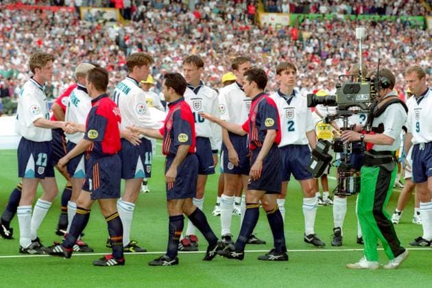 Alberto Belsue (vorn li.), Sergi (vorn Mitte) und Guillermo Amor (alle Spanien, vorn 2.v.re.) begrüßen den Gastgeber England v.li.: Steve McManaman, Paul Gascoigne, Darren Anderton, Teddy Sheringham, Gareth Southgate und Gary Neville Fußball Länderspiel Herren EM 1996, Nationalmannschaft, Nationaltrikot, Viertelfinale, England - Spanien 4:2 n.E., Vneg Totale London Fußball Länderspiel Herren EM 1996, Nationalmannschaft, Nationaltrikot, Viertelfinale, England - Spanien 4:2 n.E., Vneg Totale London