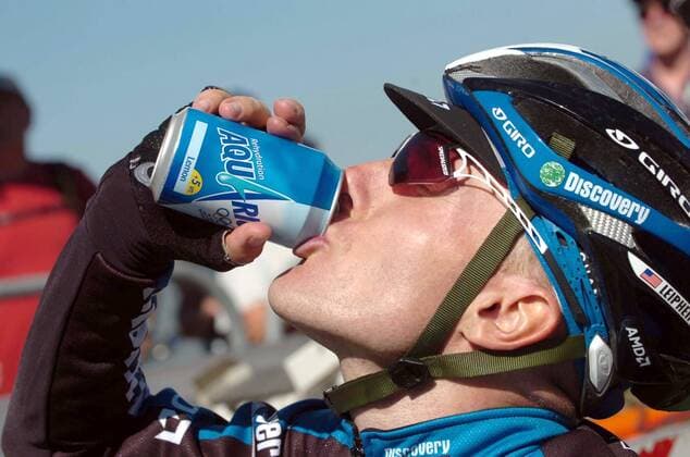 Levi Leipheimer (USA Discovery Channel) erfrischt sich mit einem Aquarius Lemon - Radsport Herren Tour de France 2007, ProTour, Straßenradsport, Straße, Rad, Porträt 16. Etappe: Orthez - Col d Aubisque Radsport Herren Tour de France 2007, ProTour, Straßenradsport, Straße, Rad, Porträt 16. Etappe: Orthez - Col d Aubisque