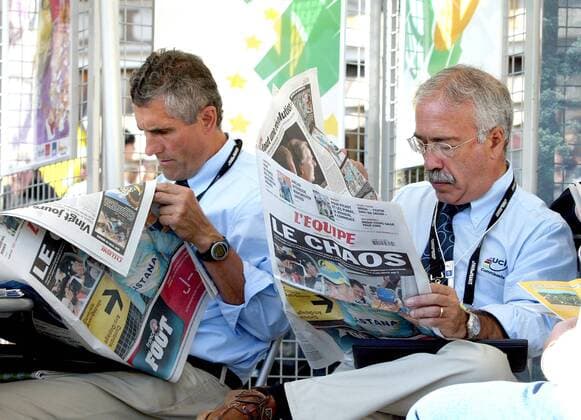 UCI Kommissäre lesen vor dem Start der 16. Etappe in der französischen Sportzeitung L Equipe über das Chaos bei der Tour de France 2007 Radsport Herren Tour de France 2007, ProTour, Straßenradsport, Straße, Rad Gruppe 16. Etappe: Orthez - Col dAubisque, d Aubisque Radsport Herren Tour de France 2007, ProTour, Straßenradsport, Straße, Rad Gruppe 16. Etappe: Orthez - Col dAubisque, d Aubisque
