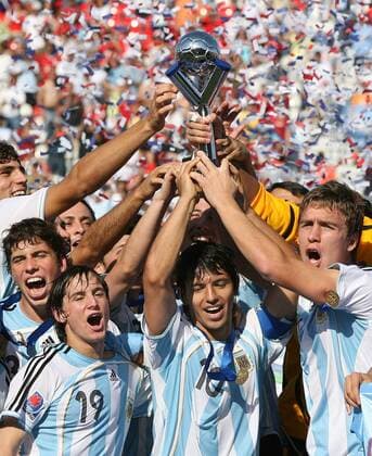U20 Weltmeister 2007 Argentinien v.re.: Matias Cahais, Sergio Aguero, Pablo Piatti und Emiliano Insua präsentieren die Trophäe Fußball WM Herren U20 WM 2007, U 20 Junioren, Nationalteam, Länderspiel, Finale, Endspiel, Nationaltrikot Gruppe Toronto Freude, Begeisterung, Fußball WM Herren U20 WM 2007, U 20 Junioren, Nationalteam, Länderspiel, Finale, Endspiel, Nationaltrikot Gruppe Toronto Freude, Begeisterung,
