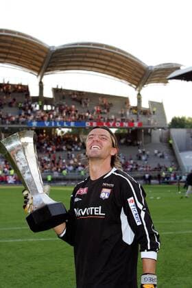 Torwart Gregory Coupet (Lyon) gewinnt mit seinem Verein den Französischen Supercup 2007 - (pan21460) Fußball Herren Trophee des Champions 2007, Französischer Supercup, Olympique Lyon, OL, Lyonnais Einzelbild 2008 Lyon Freude, Fußball Herren Trophee des Champions 2007, Französischer Supercup, Olympique Lyon, OL, Lyonnais Einzelbild 2008 Lyon Freude,