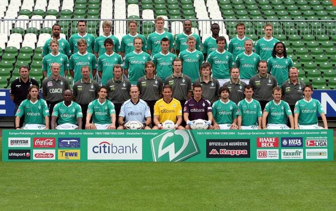Kader SV Werder Bremen 2007 2008, hi.v.li.: Owomoyela, Almeida, Niemeyer, Borowski, Mertesacker, Naldo, Sanogo, Vranjes, Klasnic, 3. Reihe: Hunt, Fritz, Harnik, Pasanen, Rosenberg, Schindler, Baumann, Andreasen, Alberto, 2. Reihe: Geschäftsführer Allofs.. Fußball 1. BL Herren Saison 2007 2008, Präsentation, Pressetermin, Vdig, quer, Mannschaftsfoto Totale Bremen Fußball 1. BL Herren Saison 2007 2008, Präsentation, Pressetermin, Vdig, quer, Mannschaftsfoto Totale Bremen