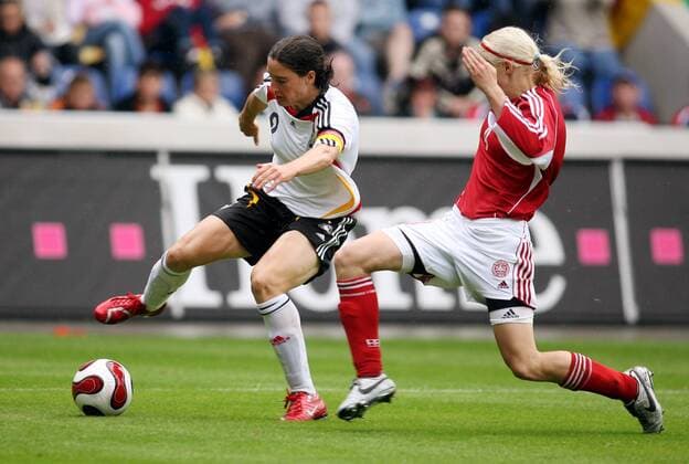 Birgit Prinz (Deutschland, li.) gegen Christina Örntoft (Dänemark) Fußball Länderspiel Damen Nationalteam 2007, Nationaltrikot, Frauen, Frauenfußball, Freundschaftsspiel, Test, Testspiel Gruppe Magdeburg Dynamik, Fußball Länderspiel Damen Nationalteam 2007, Nationaltrikot, Frauen, Frauenfußball, Freundschaftsspiel, Test, Testspiel Gruppe Magdeburg Dynamik,