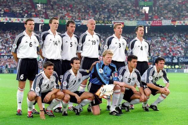 Mannschaftsfoto Deutschland, hi.v.li.: Jens Nowotny, Dietmar Hamann, Marco Bode, Carsten Jancker, Marko Rehmer, Thomas Linke, vorn: Sebastian Deisler, Mehmet Scholl, Torwart Oliver Kahn, Michael Ballack, Lothar Matthäus Fußball Länderspiel Herren EM 2000, Nationalmannschaft, Nationaltrikot, Gruppe A Totale Rotterdam Fußball Länderspiel Herren EM 2000, Nationalmannschaft, Nationaltrikot, Gruppe A Totale Rotterdam