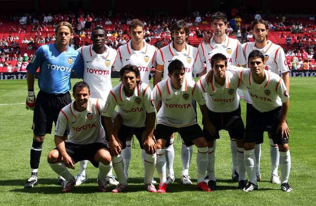 Mannschaftsfoto FC Valencia, hi.v.li.: Torwart Timo Hildebrand, Sunny Stephen, David Rodriguez Lomban, David Albelda, Javier Arizmendi, Emiliano Moretti; vorn: Carlos Marchena, Miguel Angel Angulo, David Villa, ..- Fußball Herren Primera Division 2007 2008, 1. Spanische Liga, Emirates Cup, test, Testspiel, Vorbereitung Totale London Fußball Herren Primera Division 2007 2008, 1. Spanische Liga, Emirates Cup, test, Testspiel, Vorbereitung Totale London