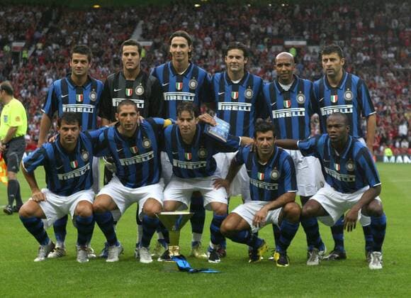 Mannschaftsfoto Inter Mailand, hi.v.li.: Cristian Chivu, Torwart Julio Cesar, Zlatan Ibrahimovic, Santiago Solari, Olivier Dacourt, Walter Samuel; vorn Dejan Stankovic, Marco Materazzi, Maxwell Scherrer, Luis Figo und David Suazo - EDITORIAL USE ONLY. No use with unauthorised audio, video, data, fixture lists, club league logos or live services. Online in-match use limited to 120 images, no video emulation. No use in betting, games or single club league player publications. Fußball Herren Serie A 2007 2008, 1. Italienische Liga, Test, Testspiel, FC Internazionale Mailand Totale Manchester Fußball Herren Serie A 2007 2008, 1. Italienische Liga, Test, Testspiel, FC Internazionale Mailand Totale Manchester