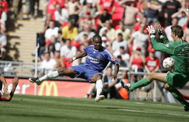 Torwart Edwin van der Sar (Manchester United, re.) gegen Florent Malouda (Chelsea) - Fußball Herren Community Shield 2007, englischer Supercup, English Premier League, 1. Englische Liga Gruppe 2008 London Dynamik, Abwehr, Fußball Herren Community Shield 2007, englischer Supercup, English Premier League, 1. Englische Liga Gruppe 2008 London Dynamik, Abwehr,