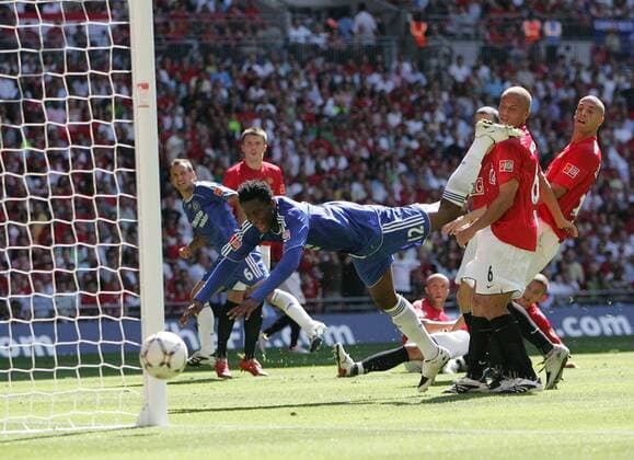 John Obi Mikel (Chelsea, li.) verpasst das Tor von Manchester United um Haaresbreite - EDITORIAL USE ONLY. No use with unauthorised audio, video, data, fixture lists, club league logos or live services. Online in-match use limited to 120 images, no video emulation. No use in betting, games or single club league player publications. Fußball Herren Community Shield 2007, englischer Supercup, English Premier League, 1. Englische Liga Gruppe 2008 London Dynamik, Fußball Herren Community Shield 2007, englischer Supercup, English Premier League, 1. Englische Liga Gruppe 2008 London Dynamik,