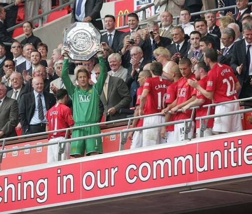 Torwart Edwin van der Sar (Manchester United) präsentiert die Schale für den Sieg im Community Shield 2007 - EDITORIAL USE ONLY. No use with unauthorised audio, video, data, fixture lists, club league logos or live services. Online in-match use limited to 120 images, no video emulation. No use in betting, games or single club league player publications. Fußball Herren Community Shield 2007, englischer Supercup, English Premier League, 1. englische Liga, ManU Gruppe 2008 London Freude, Fußball Herren Community Shield 2007, englischer Supercup, English Premier League, 1. englische Liga, ManU Gruppe 2008 London Freude,