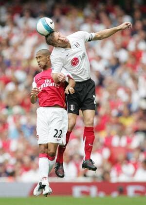 Brian McBride (Fulham, re.) gegen Gael Clichy (Arsenal) - EDITORIAL USE ONLY. No use with unauthorised audio, video, data, fixture lists, club league logos or live services. Online in-match use limited to 120 images, no video emulation. No use in betting, games or single club league player publications. Fußball Herren English Premier League 2007 2008, 1. Englische Liga, Arsenal FC London - Fulham FC 2:1 Gruppe London Dynamik, Höhe, Kampf, Überlegenheit, Fußball Herren English Premier League 2007 2008, 1. Englische Liga, Arsenal FC London - Fulham FC 2:1 Gruppe London Dynamik, Höhe, Kampf, Überlegenheit,