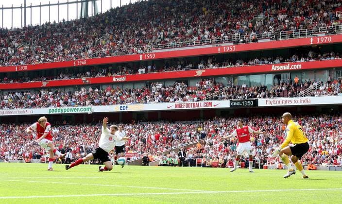 Aliaksandr Hleb (Arsenal, li.) zieht ab und trifft zum 2:1, Chris Baird (2.v.li.) kommt zu spät, daneben Torwart Tony Warner (beide Fulham) und Robin van Persie (Arsenal, 2.v.re.) - Fußball Herren English Premier League 2007 2008, 1. Englische Liga, Arsenal FC London - Fulham FC 2:1 Totale Emirates Stadium, Stadion, Fußballstadion London, Alexander Dynamik, Fußball Herren English Premier League 2007 2008, 1. Englische Liga, Arsenal FC London - Fulham FC 2:1 Totale Emirates Stadium, Stadion, Fußballstadion London, Alexander Dynamik,
