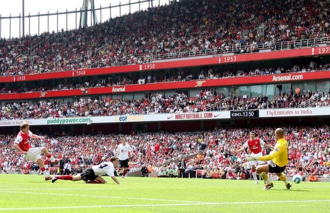Aliaksandr Hleb (Arsenal, li.) zieht ab und trifft zum 2:1, Chris Baird (2.v.li.) kommt zu spät, daneben Torwart Tony Warner (beide Fulham) und Robin van Persie (Arsenal, 2.v.re.) - Fußball Herren English Premier League 2007 2008, 1. Englische Liga, Arsenal FC London - Fulham FC 2:1 Totale Emirates Stadium, Stadion, Fußballstadion London, Dynamik, Fußball Herren English Premier League 2007 2008, 1. Englische Liga, Arsenal FC London - Fulham FC 2:1 Totale Emirates Stadium, Stadion, Fußballstadion London, Dynamik,