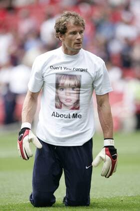 Dont you forget about me - Torwart Jens Lehmann (Arsenal) trägt bei der Erwärmung ein T Shirt mit dem Konterfei der entführten Madeleine McCann - Fußball Herren English Premier League 2007 2008, 1. Englische Liga, Arsenal FC London Einzelbild Suchkampagne, Kampagne London, Boden, Rasen, knien Fußball Herren English Premier League 2007 2008, 1. Englische Liga, Arsenal FC London Einzelbild Suchkampagne, Kampagne London, Boden, Rasen, knien
