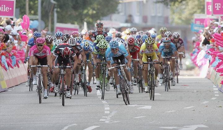 Erik Zabel (Deutschland Milram, 4.v.re.) gewinnt die dritte Etappe der Deutschland Tour 2007 Radsport Herren Deutschland Tour 2007, Deutschlandtour, ProTour, Straßenradsport, Straße, Rad, Vdig Gruppe 3. Etappe: Pforzheim - Offenburg Radsport Herren Deutschland Tour 2007, Deutschlandtour, ProTour, Straßenradsport, Straße, Rad, Vdig Gruppe 3. Etappe: Pforzheim - Offenburg
