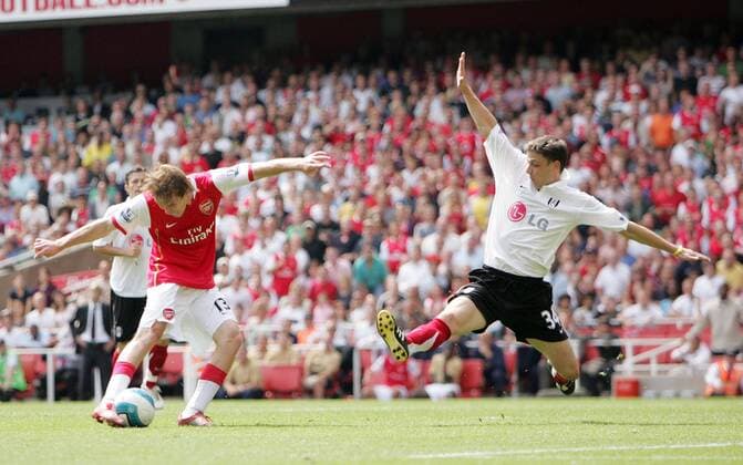 Aliaksandr Hleb (Arsenal, li.) zieht ab, daneben kommt Chris Baird (Fulham) zu spät - EDITORIAL USE ONLY. No use with unauthorised audio, video, data, fixture lists, club league logos or live services. Online in-match use limited to 120 images, no video emulation. No use in betting, games or single club league player publications. Fußball Herren English Premier League 2007 2008, 1. Englische Liga, Arsenal FC London - Fulham FC 2:1 Gruppe London Dynamik, Fußball Herren English Premier League 2007 2008, 1. Englische Liga, Arsenal FC London - Fulham FC 2:1 Gruppe London Dynamik,