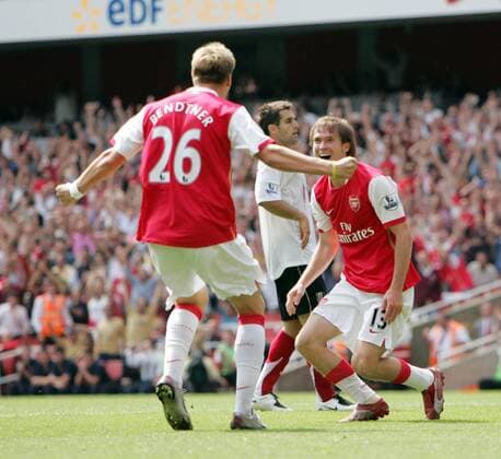 Nicklas Bendtner (li.) und Aliaksandr Hleb (beide Arsenal) - Torjubel - EDITORIAL USE ONLY. No use with unauthorised audio, video, data, fixture lists, club league logos or live services. Online in-match use limited to 120 images, no video emulation. No use in betting, games or single club league player publications. Fußball Herren English Premier League 2007 2008, 1. Englische Liga, Arsenal FC London - Fulham FC 2:1 Gruppe London Freude, Begeisterung, Fußball Herren English Premier League 2007 2008, 1. Englische Liga, Arsenal FC London - Fulham FC 2:1 Gruppe London Freude, Begeisterung,