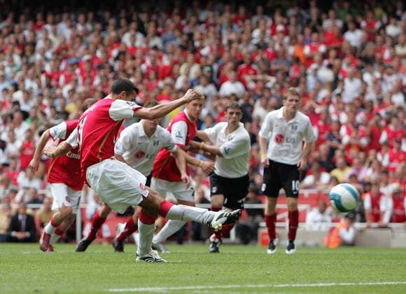 Robin van Persie (Arsenal) zieht vom Elfmeterpunkt ab - EDITORIAL USE ONLY. No use with unauthorised audio, video, data, fixture lists, club league logos or live services. Online in-match use limited to 120 images, no video emulation. No use in betting, games or single club league player publications. Fußball Herren English Premier League 2007 2008, 1. Englische Liga, Arsenal FC London - Fulham FC 2:1 Einzelbild London Dynamik, Fußball Herren English Premier League 2007 2008, 1. Englische Liga, Arsenal FC London - Fulham FC 2:1 Einzelbild London Dynamik,